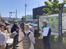 流鉄線の平和台駅前でNPO法人流山史跡ガイドの会の説明を受ける