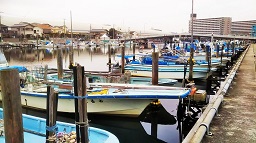 船橋漁港の貝漁船