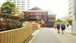 玉川旅館　後ろの高層マンションは三田浜楽園の跡地